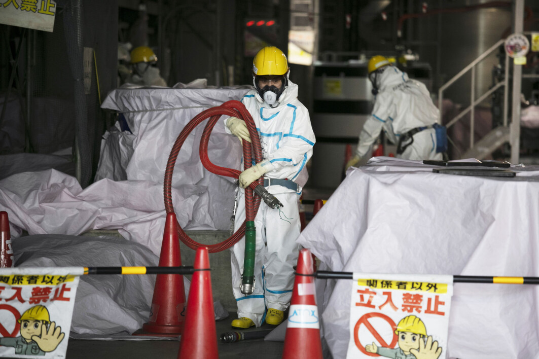Arbeidere med beskyttelsesdresser jobber ved den ødelagte atomkraftverket Fukushima Daiichi i Japan. Arbeidet med å rydde opp og avvikle atomkraftverket etter katastrofen vil ta 30–40 år og koste enorme beløp. Arbeidere med beskyttelsesdresser jobber ved den ødelagte atomkraftverket Fukushima Daiichi i Japan. Arbeidet med å rydde opp og avvikle atomkraftverket etter katastrofen vil ta 30–40 år og koste enorme beløp.