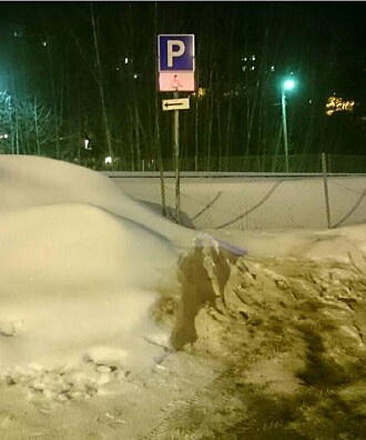 Denne handicap-parkeringen er den eneste parkeringen i området som har ikke blitt måkt for snø hele vinteren, kommenterer professor Siri Eriksen. Denne handicap-parkeringen er den eneste parkeringen i området som har ikke blitt måkt for snø hele vinteren, kommenterer professor Siri Eriksen.