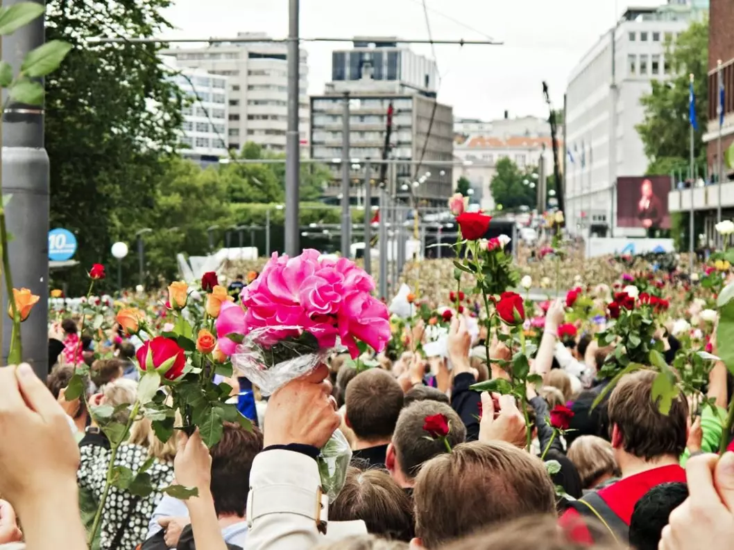 Tusenvis viste sin støtte til ofrene for terrorangrepet i rosetoget i Oslo sentrum 25. juli 2011. (Foto: Trond J. Strøm/Aftenposten)