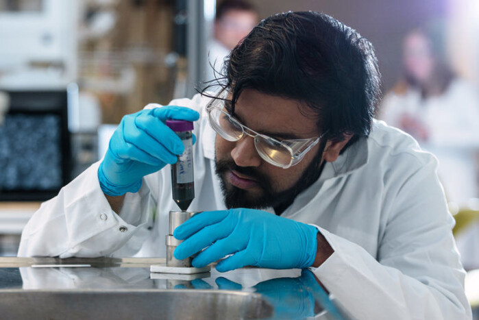 Sulalit Bandyopadhyay, then a postdoc at the Department of Chemical Engineering created the special magnetic nanoparticles. Sulalit Bandyopadhyay, then a postdoc at the Department of Chemical Engineering created the special magnetic nanoparticles.