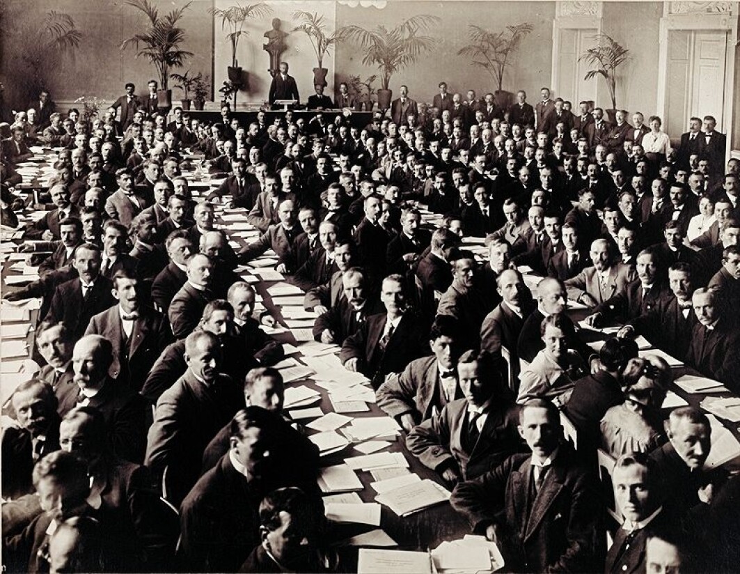 Under Arbeiderpartiets ekstraordinære landsmøte 7.-10. juni 1919 besluttet deltagerne å melde partiet inn i Den kommunistiske internasjonale. Under Arbeiderpartiets ekstraordinære landsmøte 7.-10. juni 1919 besluttet deltagerne å melde partiet inn i Den kommunistiske internasjonale.