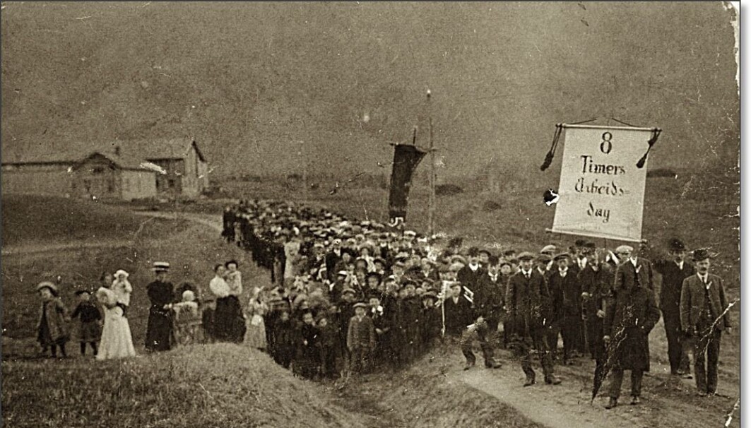Fra en 1. mai-demonstrasjon i Hvittingfoss i Buskerud. Norge ble seint industrialisert. Men da industrialiseringen først kom mot slutten av 1800-tallet, så skjedde den hurtig. Det vokste raskt fram en ny norsk arbeiderklasse. Når det gjaldt demokrati var Norge for drøyt hundre år siden Skandinavias klart mest avanserte land. Norge innførte allmenn stemmerett og parlamentarisme før både Sverige og Danmark. Det kan ha lagt grunnlaget for en mer radikal norsk arbeiderpolitikk. Fra en 1. mai-demonstrasjon i Hvittingfoss i Buskerud. Norge ble seint industrialisert. Men da industrialiseringen først kom mot slutten av 1800-tallet, så skjedde den hurtig. Det vokste raskt fram en ny norsk arbeiderklasse. Når det gjaldt demokrati var Norge for drøyt hundre år siden Skandinavias klart mest avanserte land. Norge innførte allmenn stemmerett og parlamentarisme før både Sverige og Danmark. Det kan ha lagt grunnlaget for en mer radikal norsk arbeiderpolitikk.