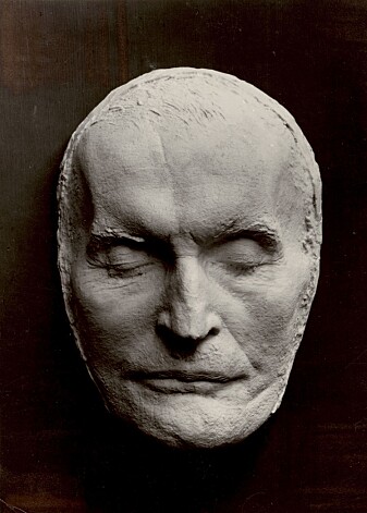 Edvard Munchs dødsmaske ble laget av et lokalt gipsfirma i Oslo i 1944. De fakturerte 70 kroner, tilsvarende rundt 1600 kroner nå. Både en anatomiprofessor og skulptør var involvert i oppdraget, ifølge Ole Marius Hylland. Edvard Munchs dødsmaske ble laget av et lokalt gipsfirma i Oslo i 1944. De fakturerte 70 kroner, tilsvarende rundt 1600 kroner nå. Både en anatomiprofessor og skulptør var involvert i oppdraget, ifølge Ole Marius Hylland.