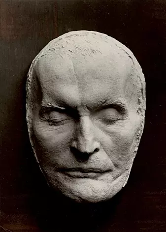 Edvard Munchs dødsmaske ble laget av et lokalt gipsfirma i Oslo i 1944. De fakturerte 70 kroner, tilsvarende rundt 1600 kroner nå. Både en anatomiprofessor og skulptør var involvert i oppdraget, ifølge Ole Marius Hylland.