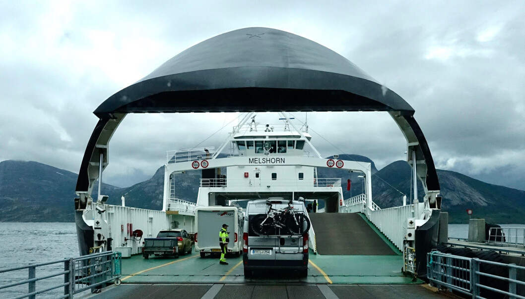 Bobiler kjører om bord i fergen Melshorn som går mellom Skarberget og Bognes i Nordland. Bobiler kjører om bord i fergen Melshorn som går mellom Skarberget og Bognes i Nordland.