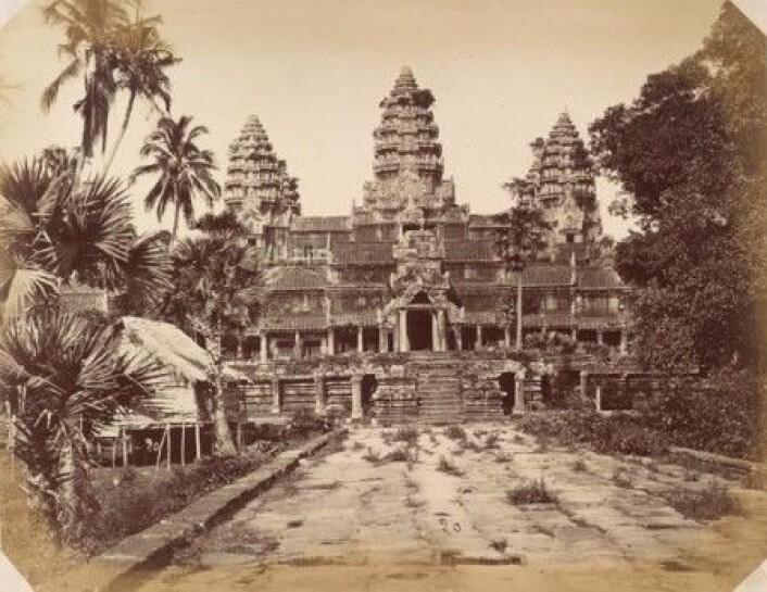 Angkor Vat-tempelet fotografert i 1866. Tempelet ble gjenoppdaget av den franske oppdagelsesreisende Henri Mouhot i 1857. (Foto: Emile Gsell, Wikimedia Commons) Angkor Vat-tempelet fotografert i 1866. Tempelet ble gjenoppdaget av den franske oppdagelsesreisende Henri Mouhot i 1857. (Foto: Emile Gsell, Wikimedia Commons)