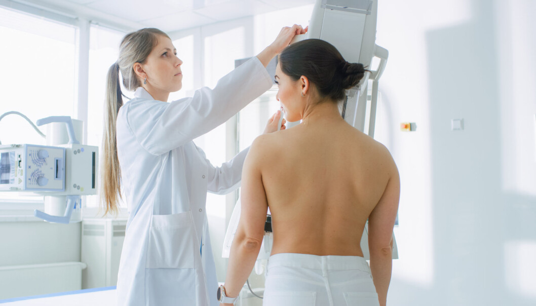 Diskusjonene om fordeler og ulemper ved mammografi har vært mange de siste årene. Det kan ha bidratt til at flere velger å ikke gå til mammografiscreeningene de blir invitert til, tror forsker. Diskusjonene om fordeler og ulemper ved mammografi har vært mange de siste årene. Det kan ha bidratt til at flere velger å ikke gå til mammografiscreeningene de blir invitert til, tror forsker.