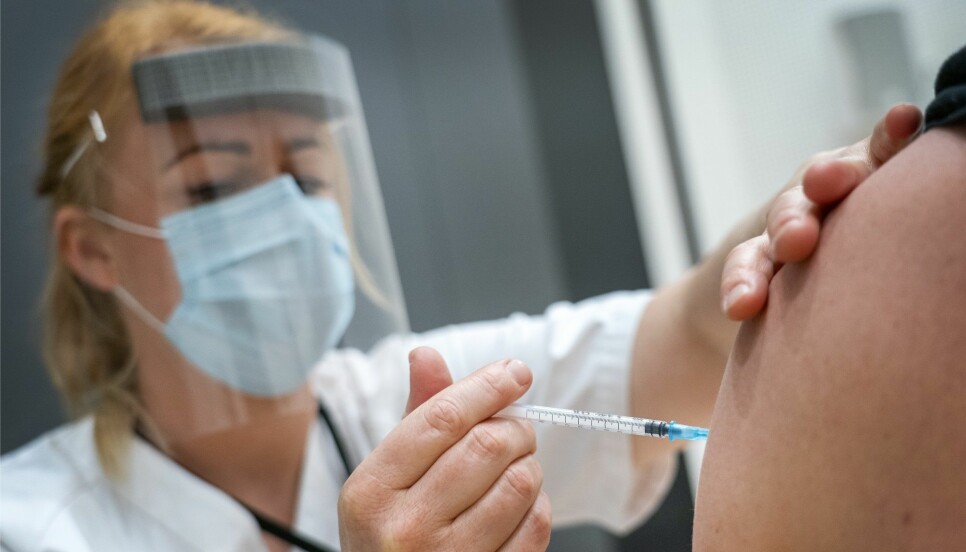 Her blir en helsearbeider vaksinert ved Sykehuset i Østfold i januar, med vaksinen Pfizer BioNtech - en av vaksinene som forskerne undersøkte effekten av hos folk som hadde hatt korona.