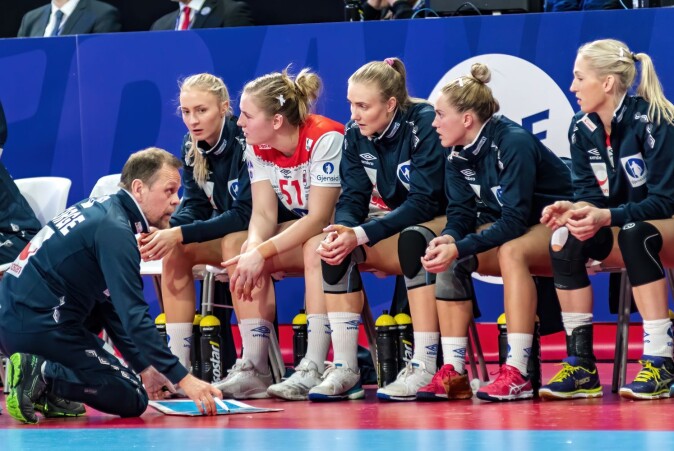 Håndballandslaget har i mange år hatt en egen kultur innad, der nettopp kommunikasjon og relasjonen leder-spiller har vært avgjørende. Trener Thorir Hergeirsson diskuterer med spillerne under en kamp mot Spania under håndball-EM i 2018. Håndballandslaget har i mange år hatt en egen kultur innad, der nettopp kommunikasjon og relasjonen leder-spiller har vært avgjørende. Trener Thorir Hergeirsson diskuterer med spillerne under en kamp mot Spania under håndball-EM i 2018.