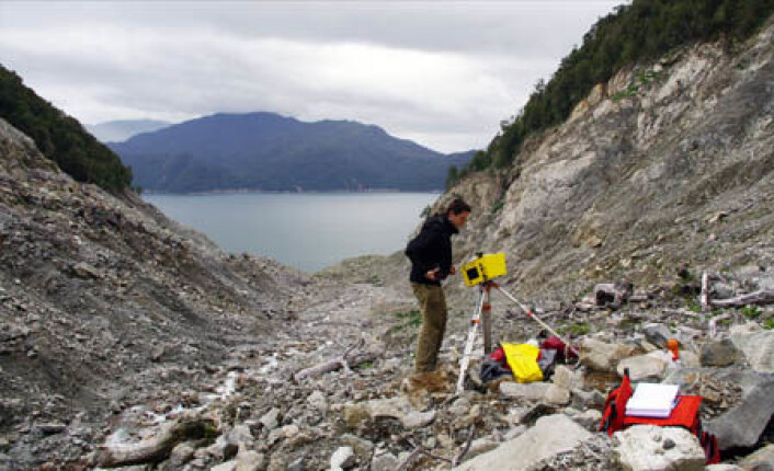 Skredforsker Thierry Oppikofer fra NGU måler volumet på massene som raste i Aysén-fjorden i 2007. Den ene skredet løsnet hele 700 meter over fjorden. (Foto: Reginald Hermanns/NGU) Skredforsker Thierry Oppikofer fra NGU måler volumet på massene som raste i Aysén-fjorden i 2007. Den ene skredet løsnet hele 700 meter over fjorden. (Foto: Reginald Hermanns/NGU)