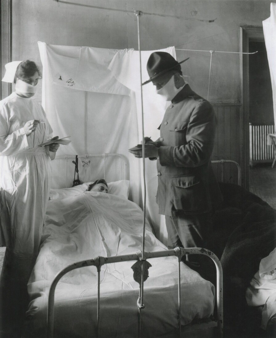 Munnbind er ikke et nytt tiltak. Det ble også brukt under Spanskesyken for hundre år siden. Bildet er tatt på et amerikansk feltsykehus november 1918.