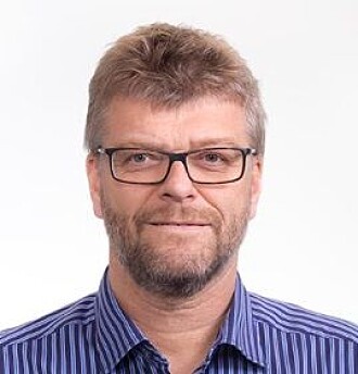 – Vi kan stemme bort Erna Solberg, men svenskene kan ikke stemme bort statsepidemolog Anders Tegnell. Jeg mener at det er mest riktige at politikere tar beslutningene under pandemier, på bakgrunn av faglige råd, sier historiker Erik Opsahl. – Vi kan stemme bort Erna Solberg, men svenskene kan ikke stemme bort statsepidemolog Anders Tegnell. Jeg mener at det er mest riktige at politikere tar beslutningene under pandemier, på bakgrunn av faglige råd, sier historiker Erik Opsahl.