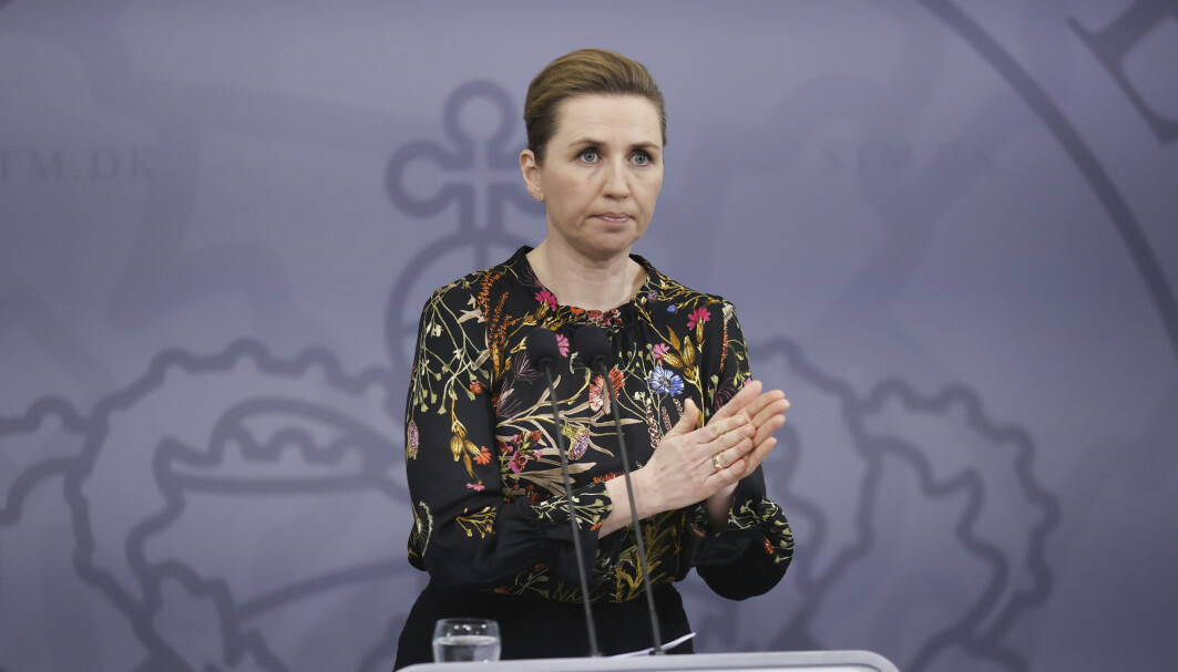 Statsminister Mette Frederiksen bekrefter at bruken av AstraZenecas vaksine stilles i bero mens man skaffer en oversikt over mulige alvorlige bivirkninger. Statsminister Mette Frederiksen bekrefter at bruken av AstraZenecas vaksine stilles i bero mens man skaffer en oversikt over mulige alvorlige bivirkninger.