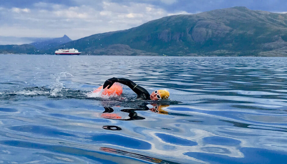 Forsker Tore Kristian Aune mener at svømming og livredning kan gjøres mer interessant og mer praktisk nyttig om den foregår utendørs. Her fra Leka i Trøndelag.