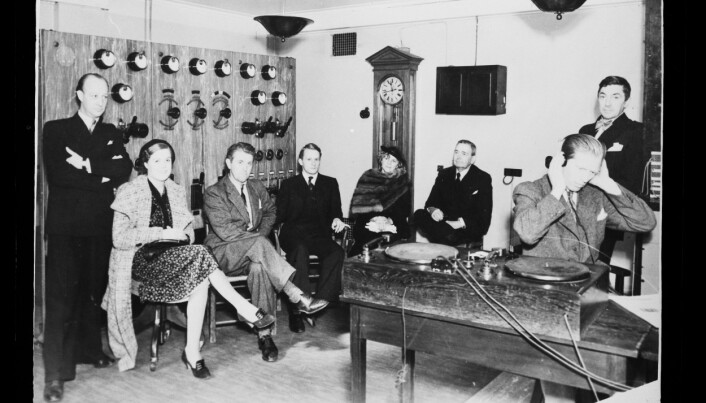 Dette bildet fra et radiostudio i NRK er fra 1938. Det viser godt at settingen var svært formell - man gikk ikke inn i et radiostudio i hverdagsklær. Dette bildet fra et radiostudio i NRK er fra 1938. Det viser godt at settingen var svært formell - man gikk ikke inn i et radiostudio i hverdagsklær.