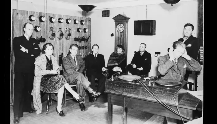 Dette bildet fra et radiostudio i NRK er fra 1938. Det viser godt at settingen var svært formell - man gikk ikke inn i et radiostudio i hverdagsklær.