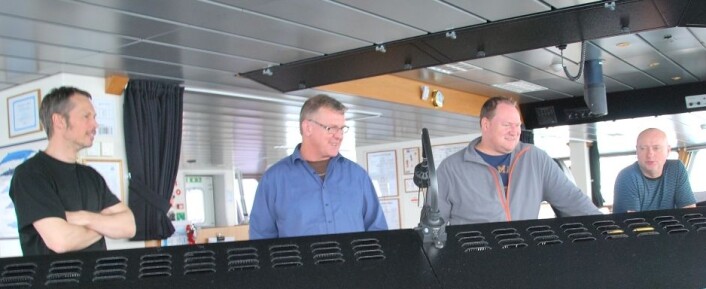 Etter å ha svingt rundt i havet en god stund, føles det godt å endelig ha fått sild. Fra venstre Geir Huse, kaptein Preben Vindenes, Aril Slotte og Webjørn Melle. (Foto: Hanne Østli Jakobsen) Etter å ha svingt rundt i havet en god stund, føles det godt å endelig ha fått sild. Fra venstre Geir Huse, kaptein Preben Vindenes, Aril Slotte og Webjørn Melle. (Foto: Hanne Østli Jakobsen)