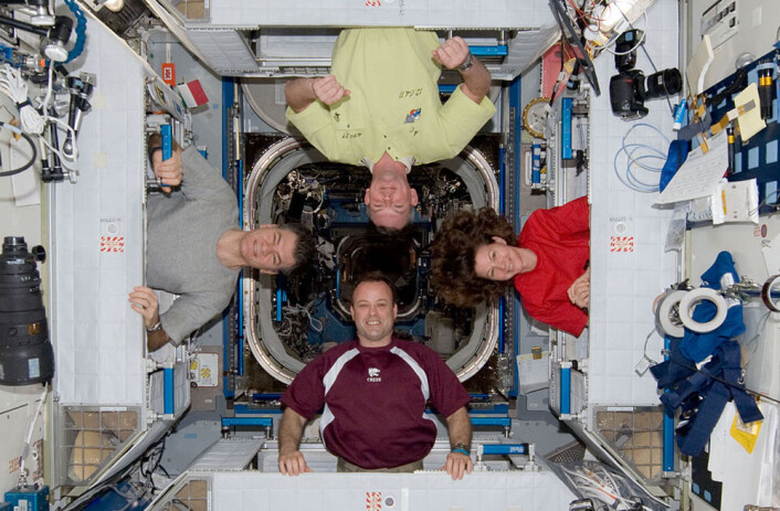 Internasjonalt kameratskap i rommet: NASA-astronautene Ron Garan (nederst) og Cady Coleman, ESA-astronaut Paolo Nespoli (t.v.) og den russiske kosmonauten Alexander Samokutajev poserer ombord på den internasjonale romstasjonen 16. april 2011. (Foto: NASA) Internasjonalt kameratskap i rommet: NASA-astronautene Ron Garan (nederst) og Cady Coleman, ESA-astronaut Paolo Nespoli (t.v.) og den russiske kosmonauten Alexander Samokutajev poserer ombord på den internasjonale romstasjonen 16. april 2011. (Foto: NASA)