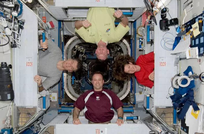 Internasjonalt kameratskap i rommet: NASA-astronautene Ron Garan (nederst) og Cady Coleman, ESA-astronaut Paolo Nespoli (t.v.) og den russiske kosmonauten Alexander Samokutajev poserer ombord på den internasjonale romstasjonen 16. april 2011. (Foto: NASA)