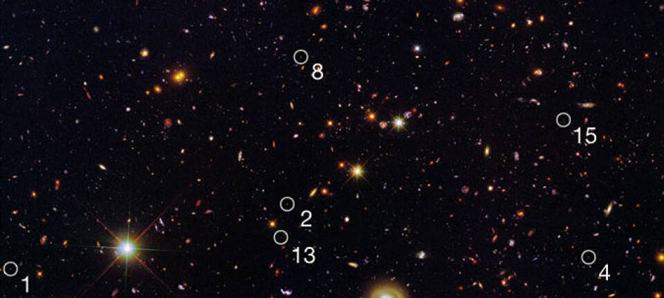 I GOODS-feltet har Hubble-teleskopet fotografert mange dverggalakser som tenner nye stjerner i et forrykende tempo. De fyrrige dvergene er markert med ringer og nummer. NASA, ESA, A. van der Wel (Max Planck Institute for Astronomy), H. Ferguson and A. Koekemoer (Space Telescope Science Institute) og the CANDELS team