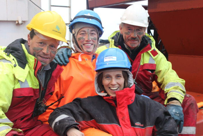 På tokt i Barentshavet sommeren 2010. Bak, fra venstre: Ove Olsen, Ida Dahl Hansen, Stein-Gunnar Wang. Foran: Sabine Cochrane. (Foto: Akvaplan-NIVA) På tokt i Barentshavet sommeren 2010. Bak, fra venstre: Ove Olsen, Ida Dahl Hansen, Stein-Gunnar Wang. Foran: Sabine Cochrane. (Foto: Akvaplan-NIVA)