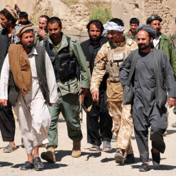 Talibankrigere overgir seg til afghanske sikkerhetsstyrker i Puza-i-Eshan i 2010. (Foto: ISAF Public Affairs) Talibankrigere overgir seg til afghanske sikkerhetsstyrker i Puza-i-Eshan i 2010. (Foto: ISAF Public Affairs)