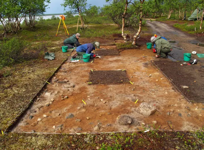 Utgraving på boplassen Sujala i Nord-Finland, der også daværende arkeologistudenter fra Universitetet i Oslo deltok. (Foto: Jarmo Kankaanpää)