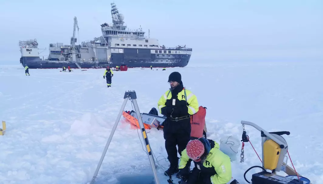 Selv om Arktis virker livløst, skjuler det seg mye liv både i og under isen. For å kunne ta vannprøver fra under isen borres det et hull og senkes ned en flaske som samler inn vann.