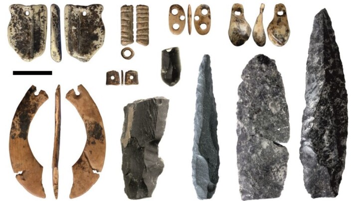 Disse tingene er fra Denisova-hulen i Sibir. Ifølge forskernes tester, kan de være mellom 50 000 og 35 000 år gamle. Disse tingene er fra Denisova-hulen i Sibir. Ifølge forskernes tester, kan de være mellom 50 000 og 35 000 år gamle.
