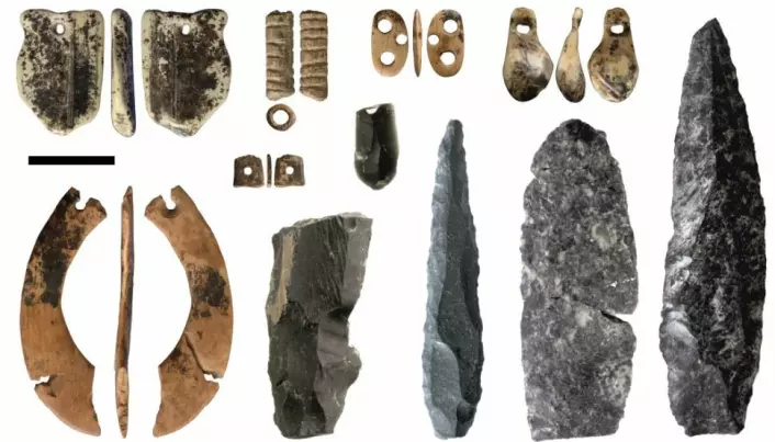 Disse tingene er fra Denisova-hulen i Sibir. Ifølge forskernes tester, kan de være mellom 50 000 og 35 000 år gamle.