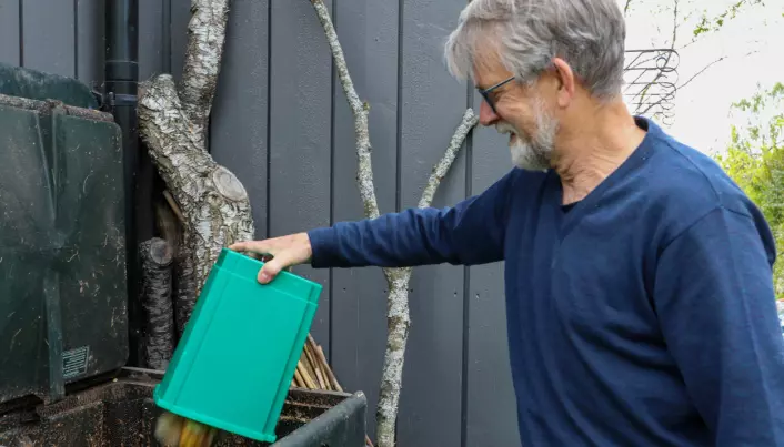 Hvoslef-Eides ektemann Odd Arne Rognli, som også er professor i plantevitenskap, er komposteringseksperten i familien. Han forteller at omdanningsprosessen produserer så mye varme at det hender at det ryker av dunken om vinteren.