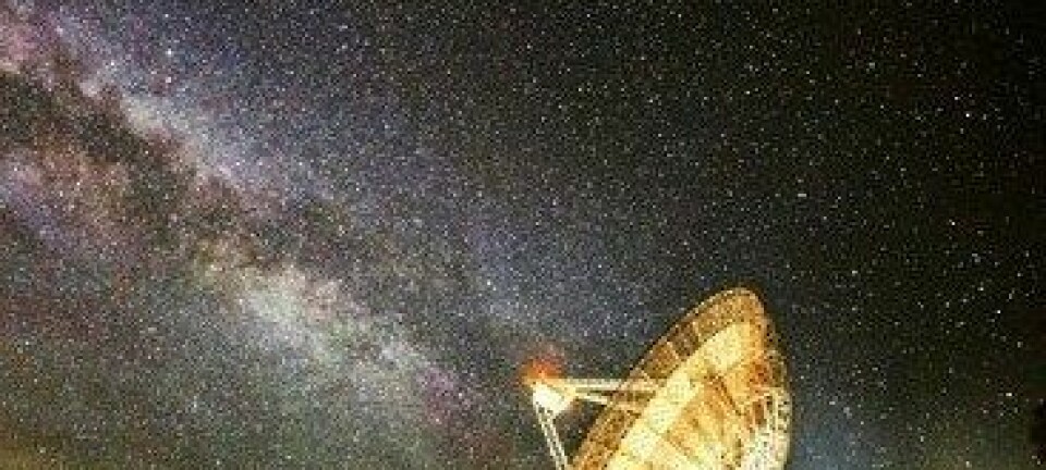 Her ser det ut som om Melkeveien har retta seg etter det enorme radioteleskopet Parkes Observatory i Australia. Wayne England