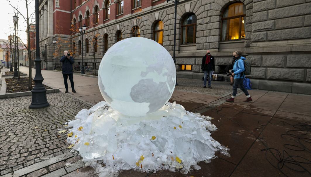 Isklode plassert utenfor Høyesterett før klimasøksmålet ble behandlet i desember 2020. (Foto: Ørn E. Borgen / NTB) Isklode plassert utenfor Høyesterett før klimasøksmålet ble behandlet i desember 2020. (Foto: Ørn E. Borgen / NTB)