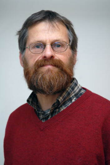 Målemetodene er blitt bedre samtidig som landet stiger, konstaterer seksjonsleder Per Chr. Bratheim i Kartverket. (Foto: Kartverket) Målemetodene er blitt bedre samtidig som landet stiger, konstaterer seksjonsleder Per Chr. Bratheim i Kartverket. (Foto: Kartverket)