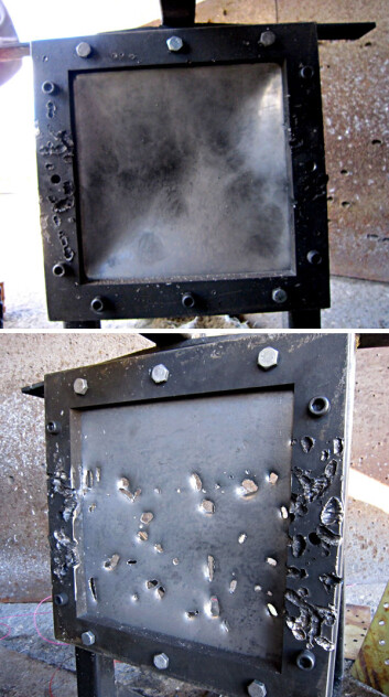 Sprengstoff uten stålbeholder har gjort liten skade på den øverste platen. Sprengstoff i stålbeholder: Fragmenter fra beholderen har ødelagt den nederste platen. (Foto: Knut Rakvåg) Sprengstoff uten stålbeholder har gjort liten skade på den øverste platen. Sprengstoff i stålbeholder: Fragmenter fra beholderen har ødelagt den nederste platen. (Foto: Knut Rakvåg)