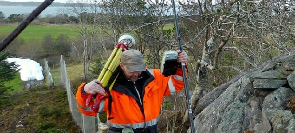Her måler landmåler Kjell Skullerud i Cowi opp Herdlaåsen i Hordaland. Sveinung Engeland, Kartverket