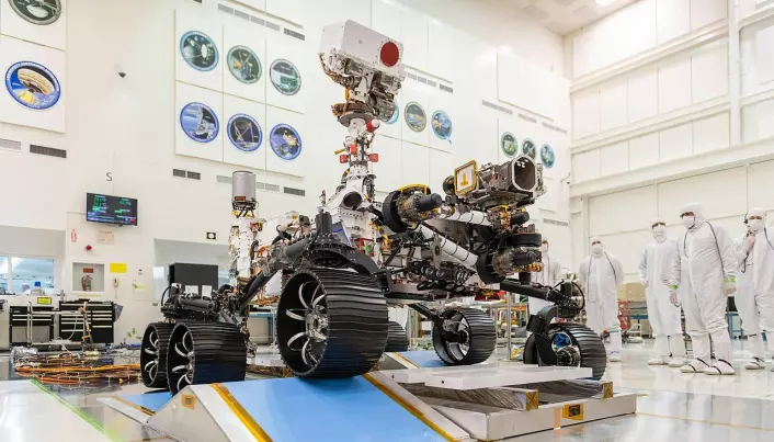 Slik så roveren ut før den ble sendt ut i rommet på vei til Mars. Her kan du se hjulene og fjæringssystemet.