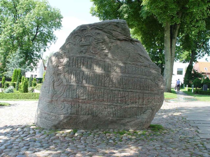 Harald Blåtann ble født rundt år 930, og regnes som Danmarks første reelle konge. Denne runesteinen reiste han til ære for sine foreldre. (Foto: Jürgen Howaldt/Wikimedia Commons) Harald Blåtann ble født rundt år 930, og regnes som Danmarks første reelle konge. Denne runesteinen reiste han til ære for sine foreldre. (Foto: Jürgen Howaldt/Wikimedia Commons)