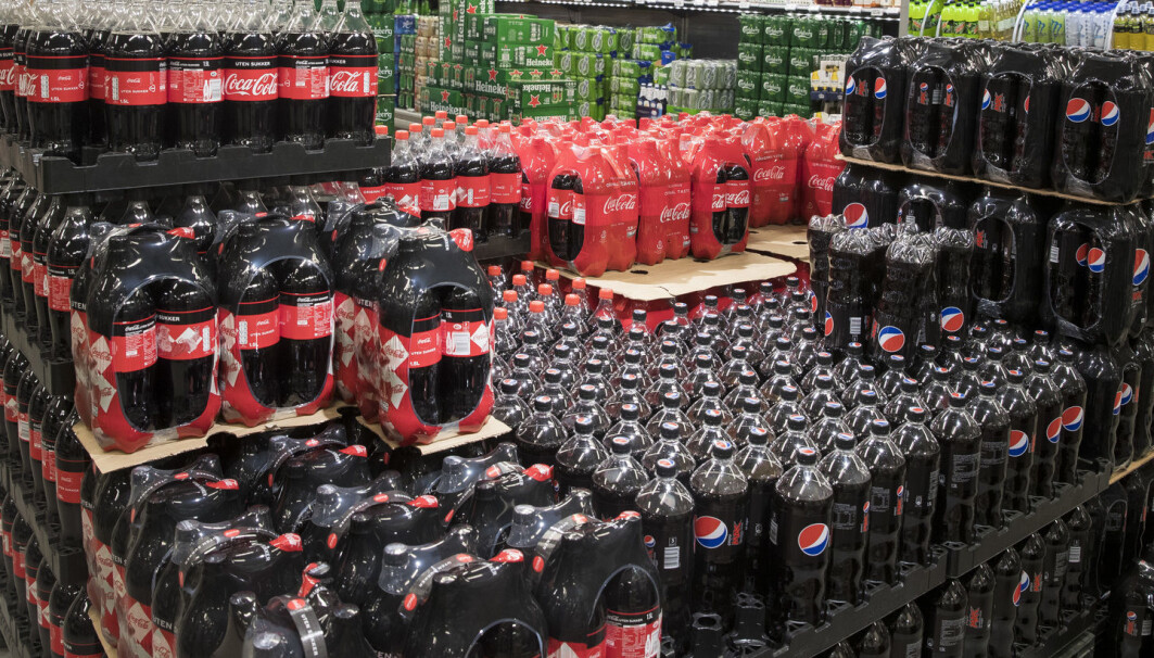 Laboratorieforsøk har vist en uheldig virkning av kunstig søtningsmidler på tarmbakterier. Bildet viser Coca Cola original og uten sukker, Pepsi Max på en butikk i Oslo. Foto: Terje Pedersen / NTB Laboratorieforsøk har vist en uheldig virkning av kunstig søtningsmidler på tarmbakterier. Bildet viser Coca Cola original og uten sukker, Pepsi Max på en butikk i Oslo. Foto: Terje Pedersen / NTB