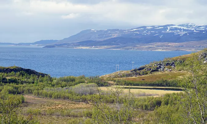 Ett av vannene hvor forskerne fant fiskebeina er Klubbvatnet til høyre på bildet, 33 meter over havet ved Neverfjord i Hammerfest kommune. Altafjorden og Kvaløya i bakgrunnen.