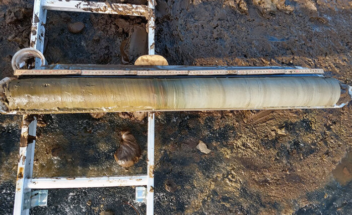 This is what a core sample looks like. This core contains sediments that have been retrieved from the bottom of a lake by the Altafjord, and is an archive of events back in time. This is what a core sample looks like. This core contains sediments that have been retrieved from the bottom of a lake by the Altafjord, and is an archive of events back in time.