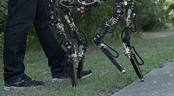 Denne roboten endrer lengden på beina når den går fra gress til betong
