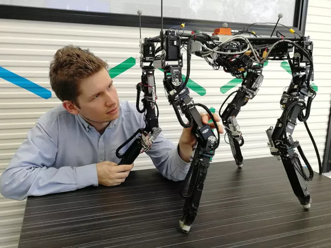 Tønnes Nygaard i Australia for å teste roboten og lære den å gå på egen hånd ute i naturen.