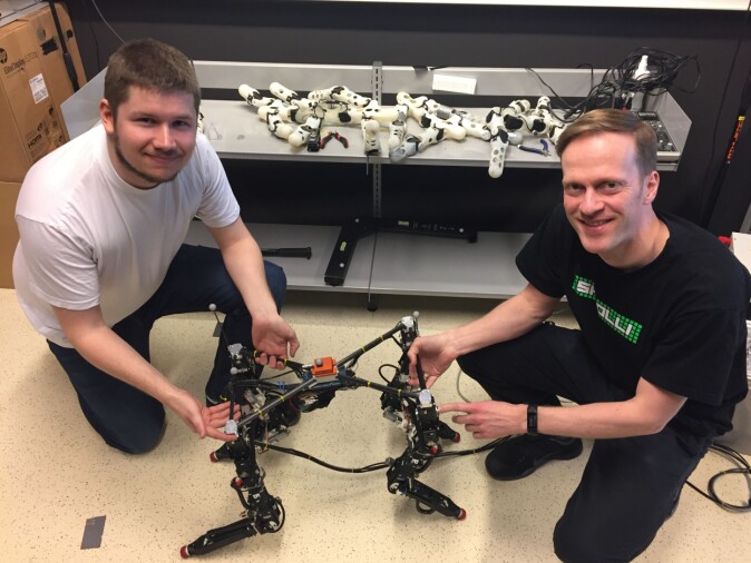 Tønnes Nygaard og Kyrre Glette med «Dyret» i 2019, da roboten så vidt hadde lært seg å gå. Arbeidet har utspring i prosjektet EPEC – Engineering Predictability with Embodied Cognition. Tønnes Nygaard og Kyrre Glette med «Dyret» i 2019, da roboten så vidt hadde lært seg å gå. Arbeidet har utspring i prosjektet EPEC – Engineering Predictability with Embodied Cognition.