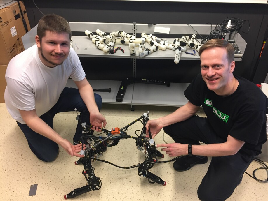 Tønnes Nygaard og Kyrre Glette med «Dyret» i 2019, da roboten så vidt hadde lært seg å gå. Arbeidet har utspring i prosjektet EPEC – Engineering Predictability with Embodied Cognition.