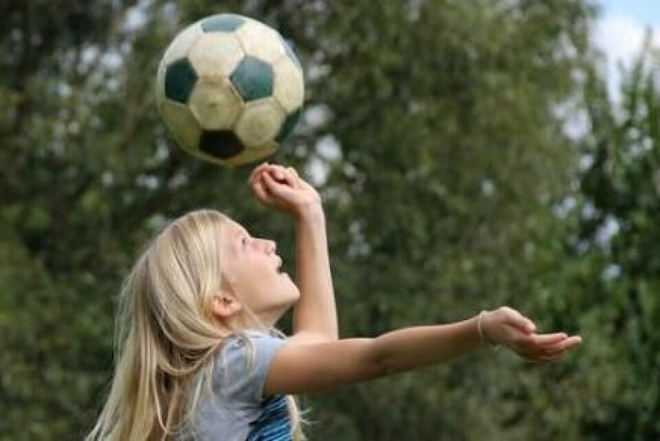 Heading er en fast ingrediens i verdens mest populære sport - fotball. Ny amerikansk forskning viser at mange og kraftige headinger kan resultere i skader på hjernen. (Foto: Colourbox)