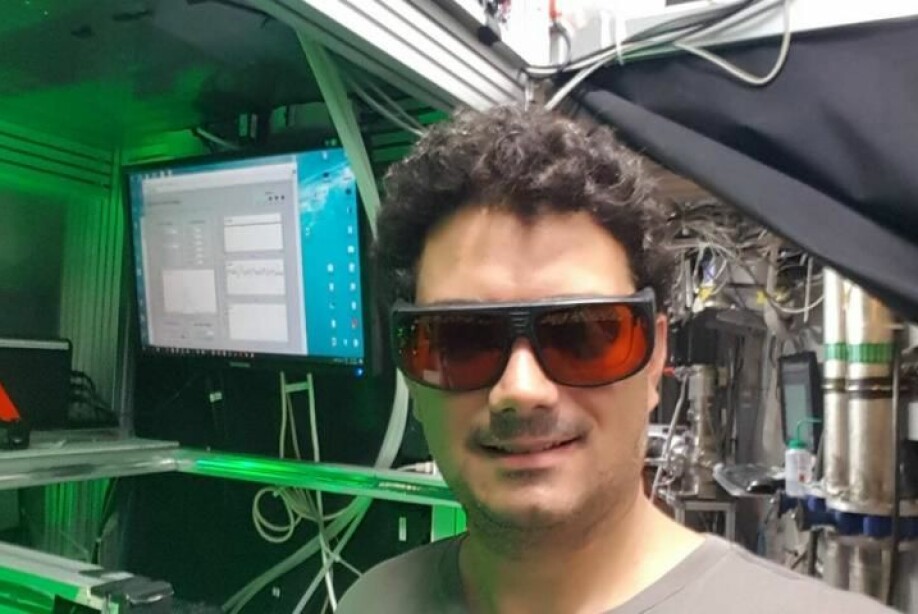 Antoine Camper i AEgIS-eksperimentet på CERN. Brillene er beskyttelse mot laserstråler.