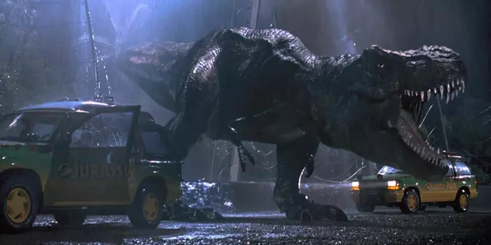 Tyrannosaurusen i Jurassic Park fikk seg på en ekstra øyebue. Det gjør at den ser morskere ut, men vitenskapelig sett er det helt på trynet. (Foto: (Bilde: UIP))