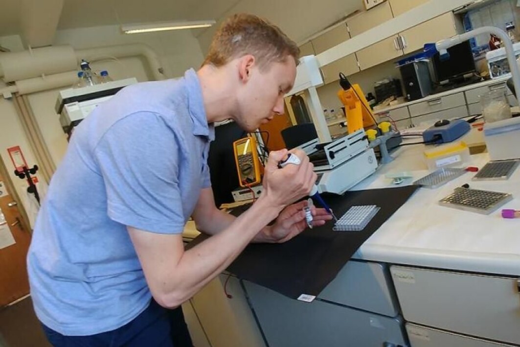 Frederik Hansen demonstrerer korleis stoffet som skal analyserast, vert trekt gjennom ein tynn membran ved hjelp av elektrisitet. Frederik Hansen demonstrerer korleis stoffet som skal analyserast, vert trekt gjennom ein tynn membran ved hjelp av elektrisitet.