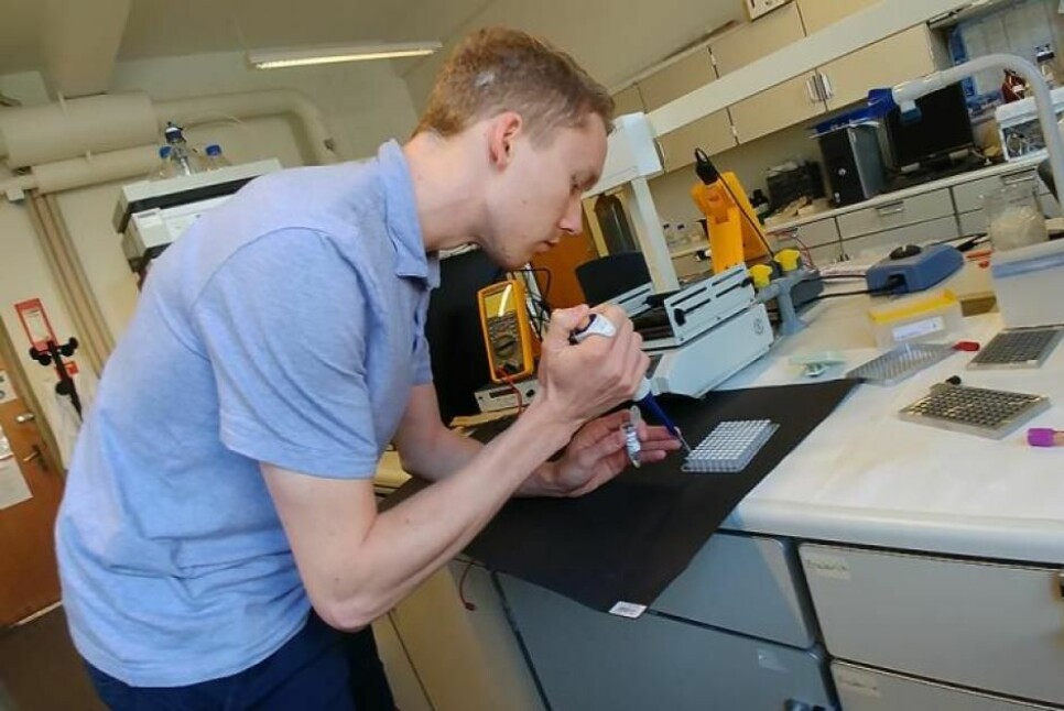 Frederik Hansen demonstrerer korleis stoffet som skal analyserast, vert trekt gjennom ein tynn membran ved hjelp av elektrisitet.